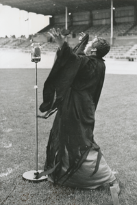 876689 Afbeelding van een scène met een geknielde engel ten kwade (Lucifer?) uit het gemeenschapsspel 'Omnis Terra', ...